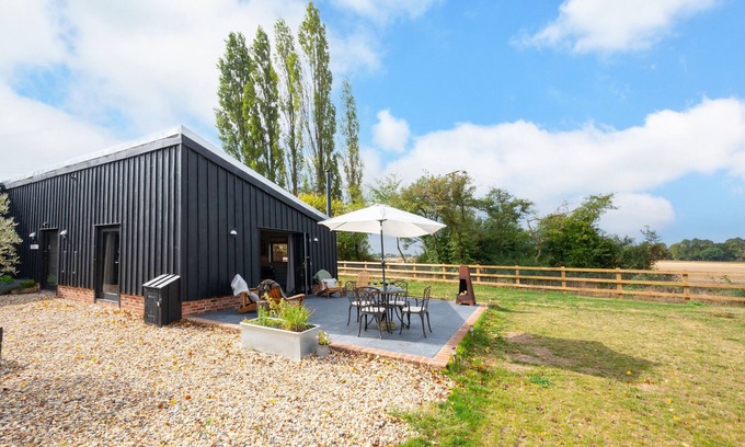 Martlesham Heath House | Family-Friendly Cowshed: Two Bedroom Retreat for 4 Guests