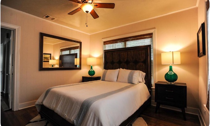 South Central Houston House | Cozy Coyle Cabin Near Downtown with Hot Tub & Breakfast