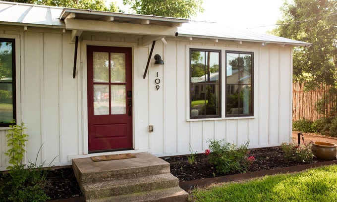 Fredericksburg House | Pet-Friendly Retreat: The Cozy Cabernet Near Main St!