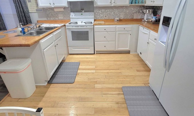 Ruffin House | Cozy Casa: Pet-Friendly Retreat with Pool & Ocean View