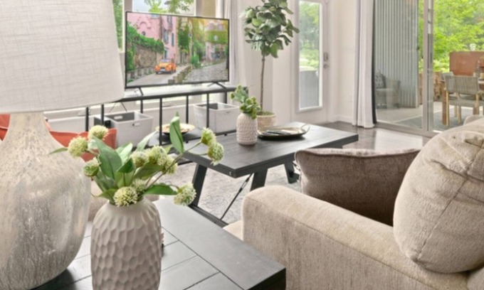 Old Town North Condo | The Cozy Corner Retreat – 15 min walk to Old Town