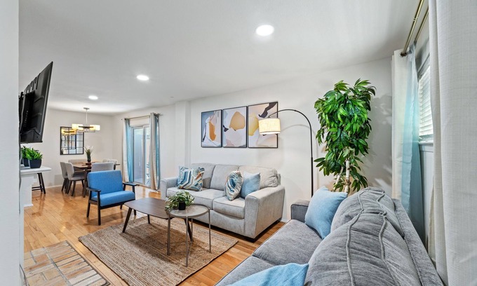 Cityplace Condo | The Cozy Cove - Rare 2BD-1.5BA Luxury Condo, 92 Walking Score, Parking, Sleeps 8