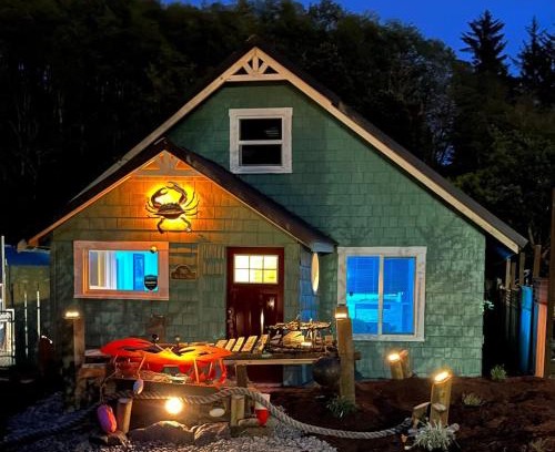 Winchester Bay House | The Cozy Crab Cottage