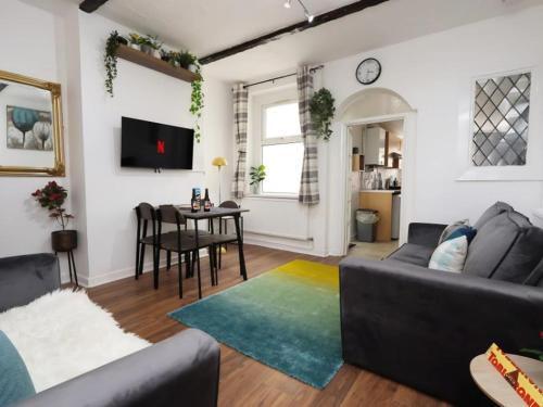 Plasnewydd House | The Cozy Home Free Parking Minutes from Centre