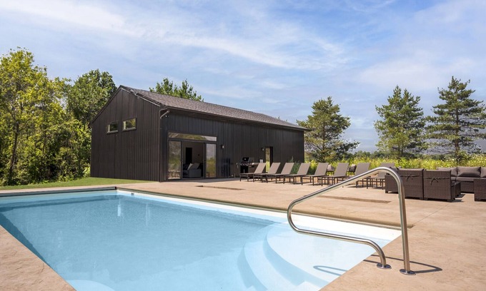 Three Oaks House | Discover The Cozy Oak: 7 Beds, Heated Pool & Family-Friendly