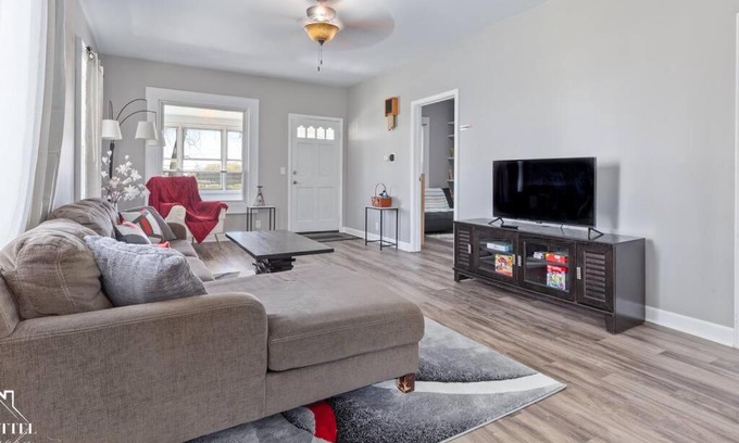 Fox Valley House | Pet-Friendly Cozy Retreat with Exceptional 10/10 Guest Rating