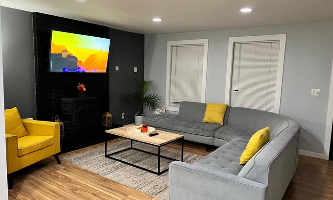 Vancouver House | The Creek House Spacious 4-bedroom house in brilliant Vancouver with WiFi