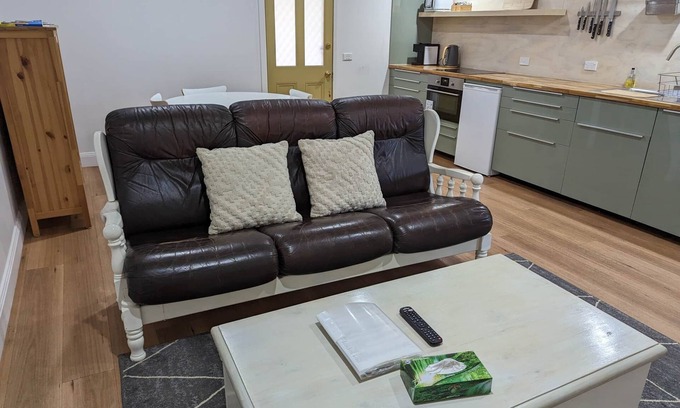 Armidale House | Top-Rated Family & Pet Friendly at The Creekland Studio