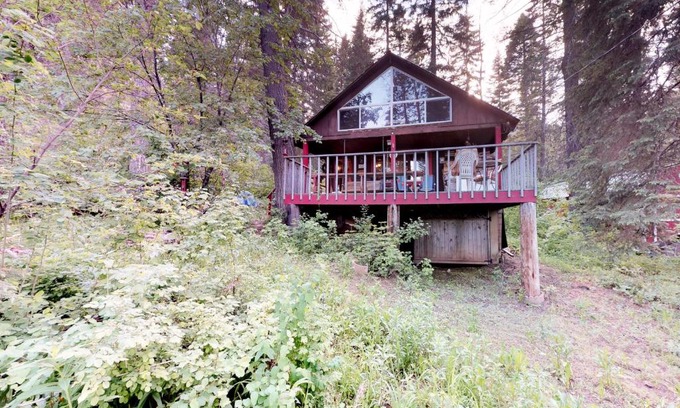 Cascade House | Pet-Friendly Retreat at The Creekside Cabin
