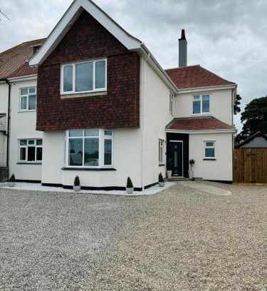 Gorleston-on-Sea House | Experience The Crescent: Oceanfront Retreat with Hot Tub