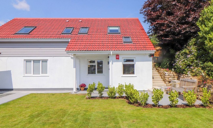 Helston House | Family-Friendly The Crest with Garden in Helston