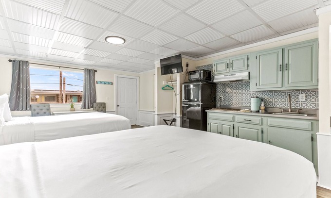 Hampton Hotel | Inviting Royal Crest Inn at Hampton Beach with Breakfast