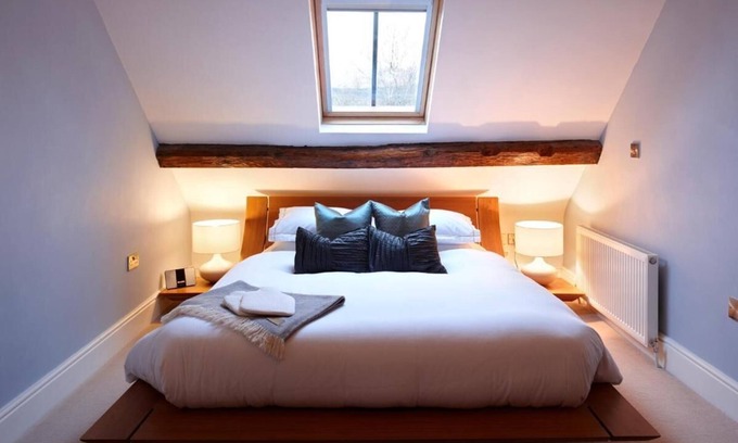 Dolgellau Hotel | Discover The Cross Foxes: Bar, Grill & Rooms Await You