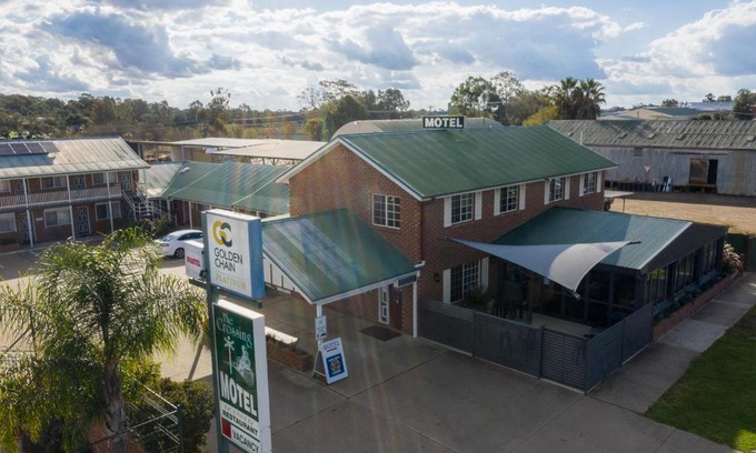 Junee Hotel | Comfortable Stay at The Crossing Motel with Pool & Breakfast