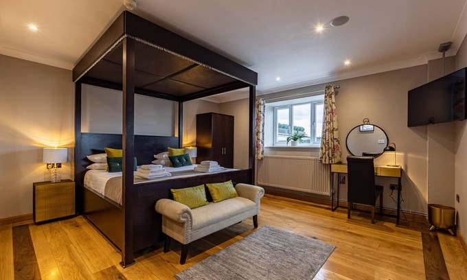 East Horrington Hotel | Enjoy Family-Friendly Comfort at The Crossways Hotel