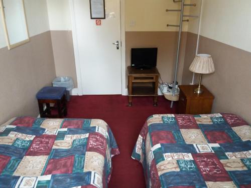 Runnymede Bed & Breakfast | Welcoming Stays at The Crouch Oak with Breakfast & Accessibility