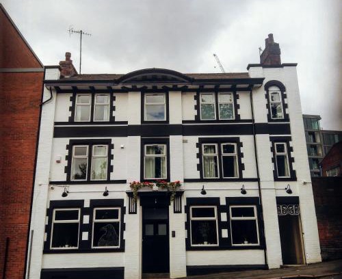 Sheffield Hotel | Cozy The Crow Inn with Breakfast and 9/10 Guest Rating