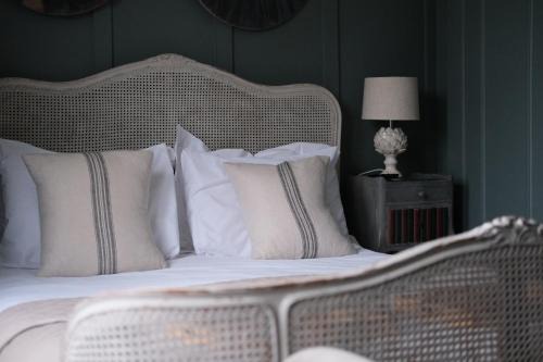 Dial Post Hotel | Discover The Crown Inn Dial Post: Pet-Friendly Bliss