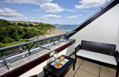 Maenporth Apartment | Discover The Crows Nest: Family-Friendly with a Pool