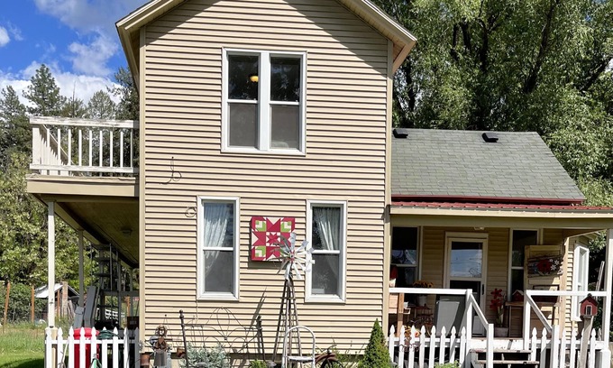 Chattaroy House | Peak Comfort at The Crow's Nest with Lake Views & Kitchen