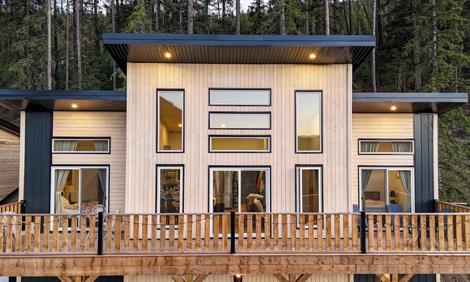 Blairmore Ski Chalet | The Crowsnest Mountain Lodge, ski in ski out/bike in bike out