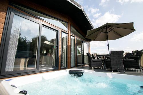 Allerthorpe Cabin | Relax at The Crucible Lodge with Hot Tub and Great Amenities