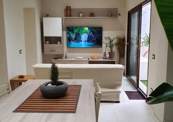 Sinnai House | Oceanfront Retreat: The Cube Best Vacation Ever Awaits