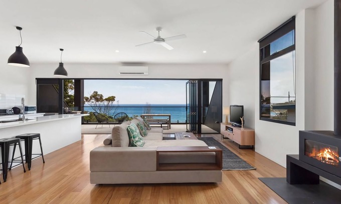 Separation Creek House | Remarkable The Cube: Architectural Marvel with Pool & Breakfast