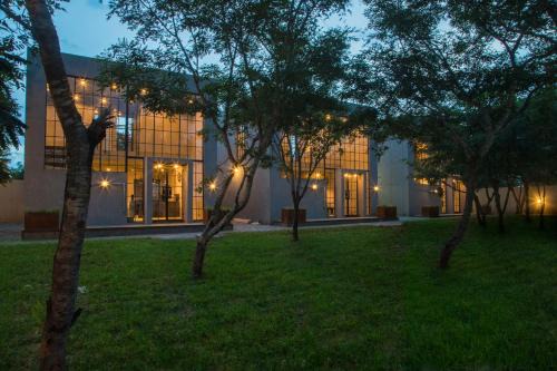 Lusaka Central Apartment | Discover The Cubes: Family-Friendly with Pool & Breakfast