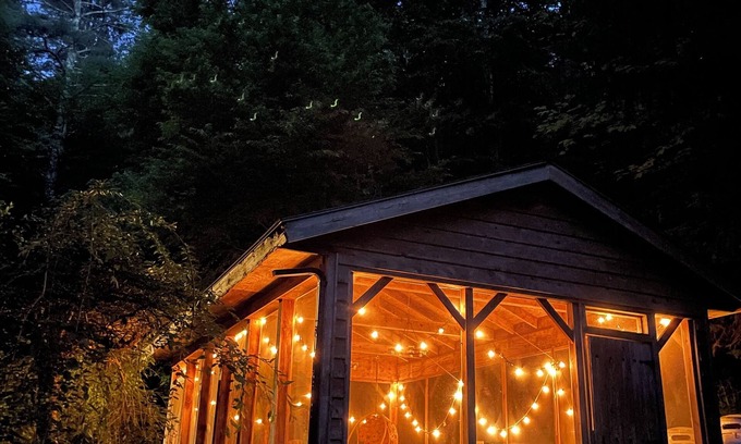Shady Cottage | Unforgettable Stay at The CubHouse - Pet Friendly & Kitchen