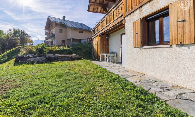 La Lechere House | Cozy Cubs Hut: Family-Friendly Stay with Breakfast Included