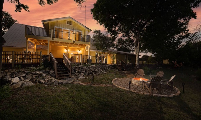 Wimberley House | Top-Rated The Daffodil: Hot Tub, Firepit & Ocean Views