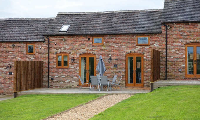 Ashby-de-la-Zouch House | Idyllic Dairy Barn Conversion with Pool and Lake View