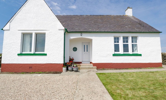 Newton Stewart Cottage | Pet-Friendly Dairy Cottage with Hot Tub in Whithorn