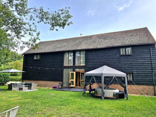 East Grinstead House | Relax at The Dairy Cottage with Hot Tub Amenities