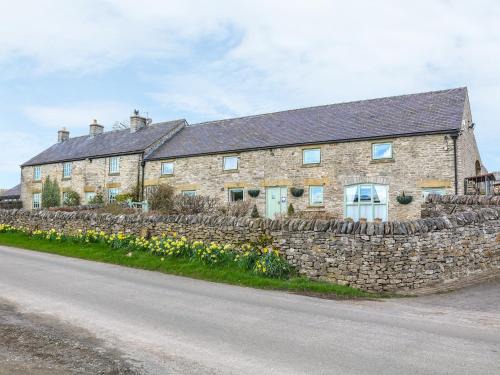 Peak District House | Cozy Stay at The Dairy: Pet & Child Friendly Escape