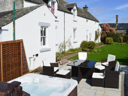 Newton Stewart House | Experience The Dairy House: Pet-Friendly Retreat with Hot Tub
