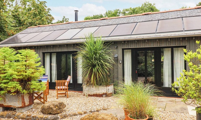 West Compton House | Cozy THE DAIRY: Romantic Retreat with Open Fire in Bridport