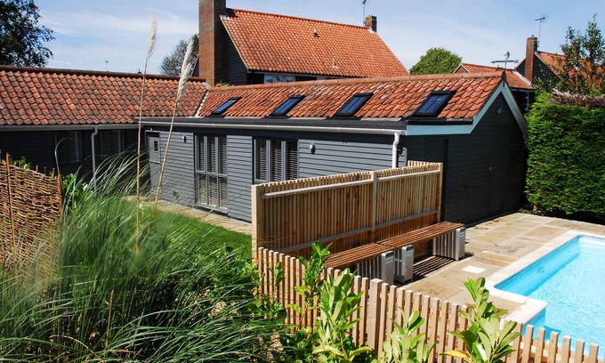 Walberswick House | Cozy Two Bedroom House with Private Pool for Family Fun