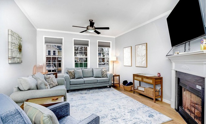 Northwest Raleigh House | The Dancing Daisy; Near Airport and Umstead; Well Appointed; Centrally Located