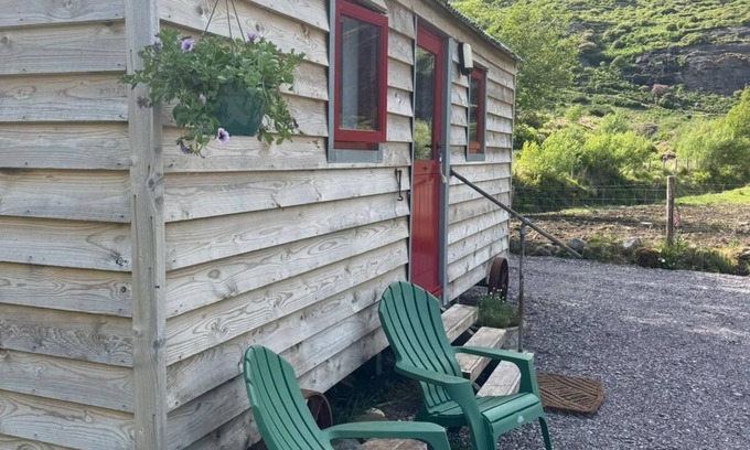 Ardnatrush Cabin | The Dancing Piccolo - Your valley hide-away near Glengarriff
