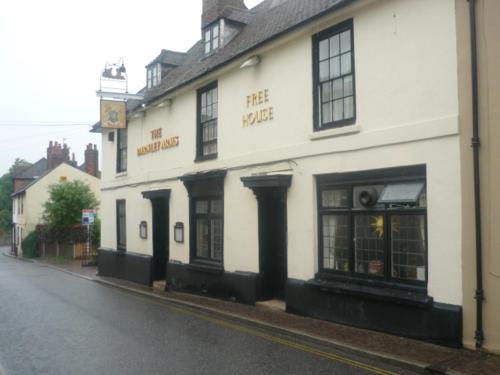 Cobham Hotel | Experience The Darnley Arms: 4-Star Comfort with Breakfast