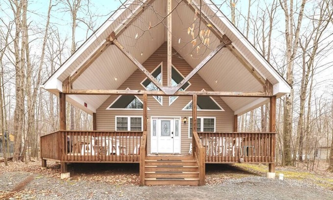 Thornhurst House | Experience The Daydream Chalet with Hot Tub & Pool Access!