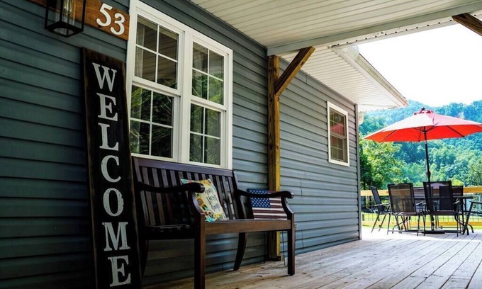 Ragland House | Guest Rated 10/10 at The Decked Out Den with Kitchen