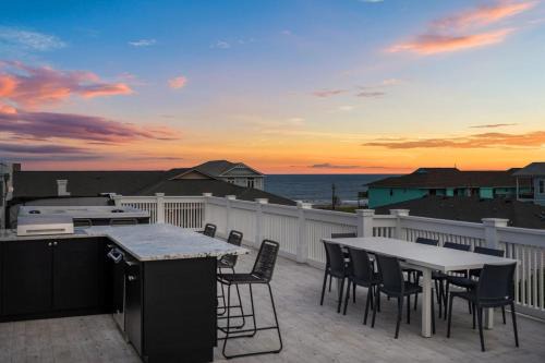 North Carolina Coast House | Discover The Deckhouse #2: Pet-Friendly Retreat with Hot Tub