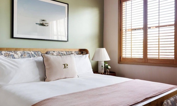 Hyde Park Hotel | Relax in the Deluxe King at Palihouse Hyde Park Village