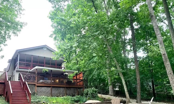 Clarkson House | The Den at Nolin-Lakefront Home in Linwood Estates