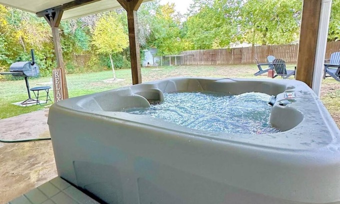 New Braunfels House | The Den at the 4th Crossing - Hot Tub - Pool Table