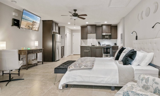 Middleburg Apartment | Pet-Friendly Queen Studio with Full Kitchen & Screened Balcony