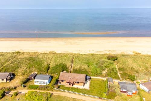 Irstead House | Pet-Friendly Retreat at The Den: Ideal for Families